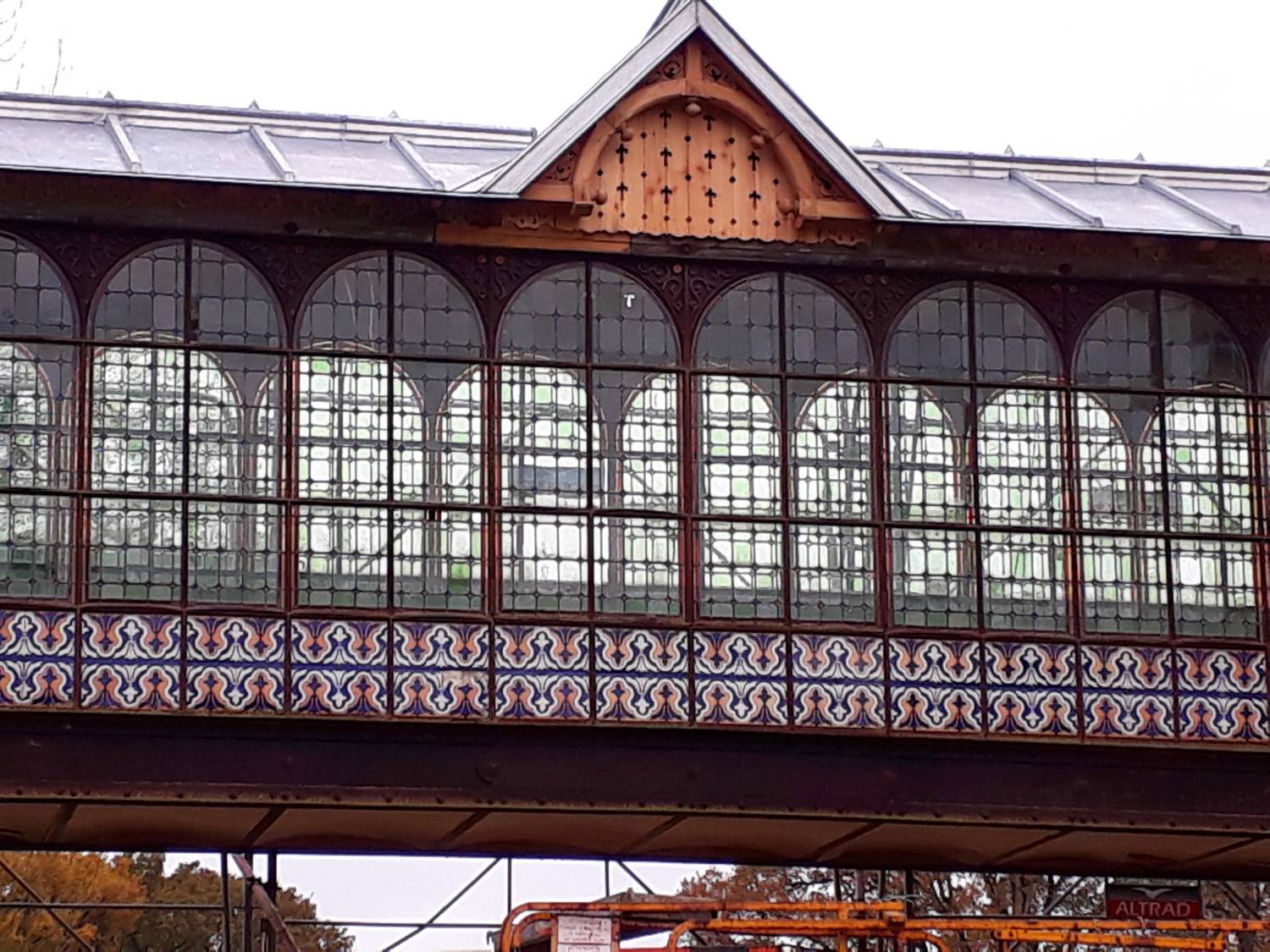 Passerelle habillée de carreaux de Creil-Montereau